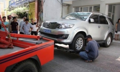 Nghị định 168 - Lỗi trừ 10 điểm GPLX ô tô: Không gắn biển báo hiệu ở phía trước xe kéo, phía sau xe được kéo gây TNGT